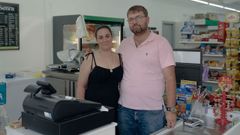 La pareja formada por Patricia Senra y Diego P�rez regentan el ultramarinos de Cortegada tras cuarenta a�os en manos de los anteriores due�os