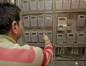 Un vecino inspecciona los nuevos contadores digitales instalados en un bloque de viviendas.