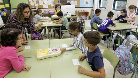 El aprendizaje de las Matemáticas de forma manipulativa favorece la comprensión de los alumnos. En la foto de archivo, una clase del CEIP Manuel Rodríguez Sinde, de A Guarda con la profesora Jenny Otero