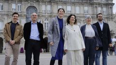 Puesta de largo. Avia Veira, en el centro y de claro, acompa�ada ayer en Mar�a Pita por la portavoz nacional, Ana Pont�n. Detr�s y desde la izquierda: Ignacio Siota, responsable del consello local del BNG, Francisco Jorquera, portavoz municipal, y los ediles Mercedes Queixas y David Soto.