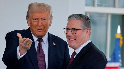 Donald Trump recibe a Keir Starmer a su llegada a la Casa Blanca