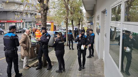 Agentes de la Polic�a Nacional y de la Local acordonaron la acera del edificio donde se registr� el incendio