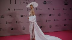 La actriz Mar�a Mera con un dise�o del estudio coru��s De Los Aires.