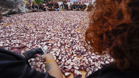 O Carballiño bate el récord de la tapa de pulpo más grande del mundo