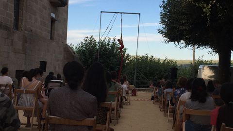Actuaci�n de acr�bata Sue Moreno en Alameda de Celanova