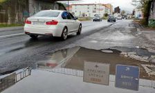 Los baches se comen el firme en un margen de la v�a N-550 en el tramo urbano de Padr�n. 