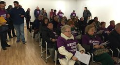 Medio centenar de vecinos participaron en un acto vistiendo camisetas que reclamaban soluciones. 