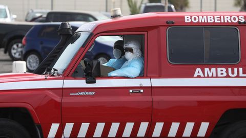 Una ambulancia implicada en la evacuaci�n de pasajeros sospechosos de estar infectados por hantavirus en Praia, Cabo Verde.