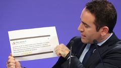 El secretario general del PP, Teodoro Garcia Egea, muestra un tuit de Pedro S�nchez defendiendo la honestidad de Chaves y Gri��n