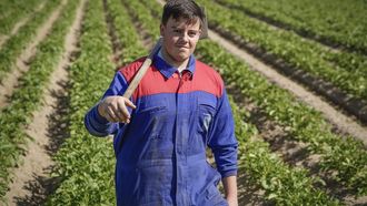 Abel Sotelo, agricultor de 22 a�os, en Pi�eira Seca (Xinzo de Limia).