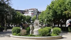 La estatua de Castelao preside la alameda de Redondela