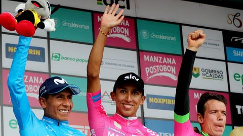 Fotografía de archivo del 11 de febrero de 2018 del ciclista colombiano del equipo Sky, Egan Bernal (c), celebra luego de coronarse campeón de la carrera Colombia Oro y Paz junto a los ganadores del segundo y el tercer puesto Nairo Quintana de Movistar (i) y Rigoberto Urán