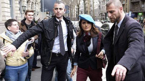 La actriz Salma Hayek a su llegada a los desfiles.