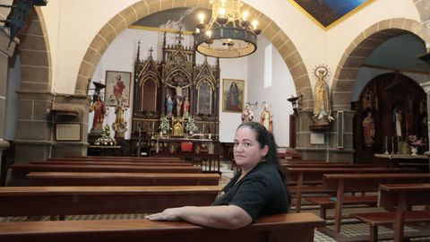 Noelia Murado posa en la iglesia de Vieiro