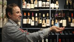 Xabi R�a, un hostelero que encaden� locales de �xito en Santiago, mont� en el 2018 una tienda de vinos �gourmet� en el Preguntoiro y, este a�o, el bar Vi�o en Mazarelos. �Para m� lo importante de un vino es que te lleve adonde est� elaborado, que sea aut�ntico�, destaca