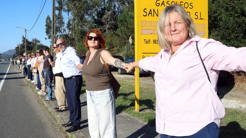 CADENA HUMANA DESDE EL HOSPITAL DEL BARBANZA AL CENTRO DE SALUD PARA PEDIR UNA SANIDAD PUBLICA DE CALIDAD