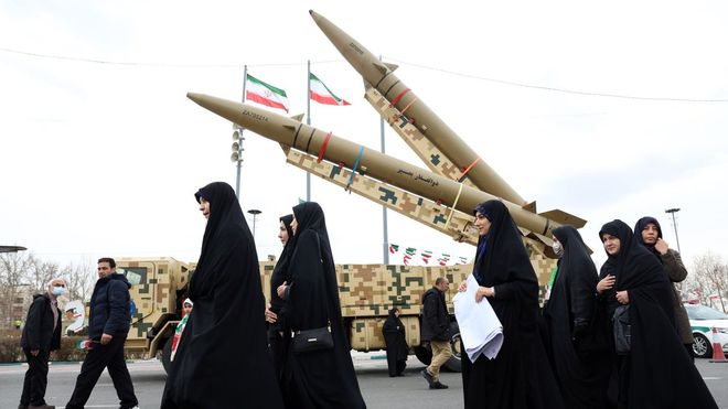 Un grupo de mujeres con velo caminan por Teher�n durante el aniversario de la revoluci�n isl�mica en Ir�n.