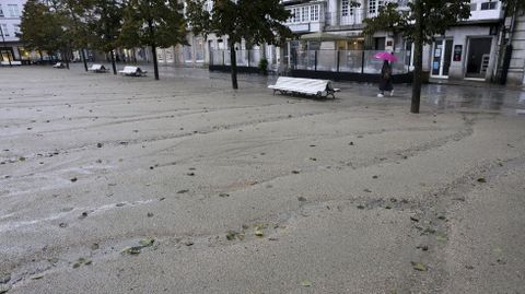 Alineacin de surcos en la parte inferior de la plaza, con arrastre de arena hacia la calle Real.