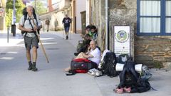 Peregrinos haciendo cola en el albergue de Arz�a el pasado septiembre