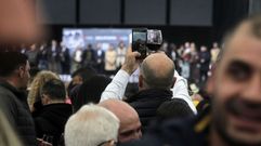 Un hombre hace una foto a una copa de vino tinto en la Feira do Vi�o de Chantada del 2023