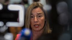 La jefa de la diplomacia europea, Federica Mogherini, cree que la expulsi�n del embajador alem�n solo contribuye a la elevar las tensiones y socavar la salida pol�tica a la crisis