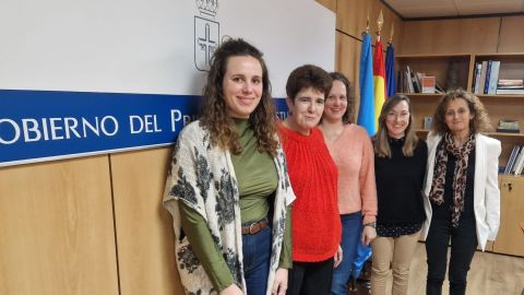 La consejera Eva Ledo, a la derecha