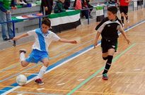 Iker L�pez, a la izquierda, conduce la pelota en un partido en el campeonato de Espa�a de f�tbol sala