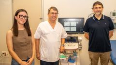 La ingeniera Sara Campos, con el jefe de servicio de ginecolog�a y obstetricia, Emilio Couceiro, y el profesor Alberto Comesa�a