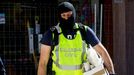 Agentes de la Guardia Civil durente un registro en Barcelona