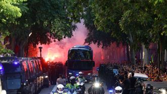 El autob�s del Barcelona, en su llegada al Camp Nou para disputar el cl�sico.