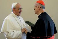 El papa en su adi�s al cardenal Bertone.