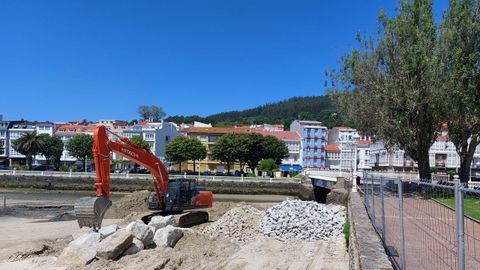 Obras en la escollera de esta playa de Cedeira, junto al puente nuevo