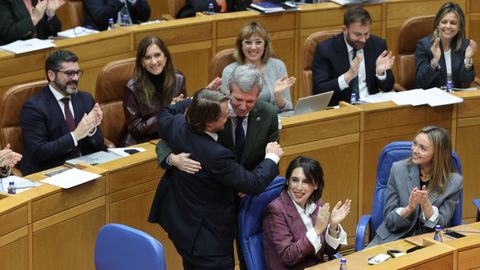El conselleiro de Facenda, Miguel Corgos, a la izquierda, y el presidente de la Xunta, Alfonso Rueda, se abrazan tras la votaci�n de las cuentas para el 2026