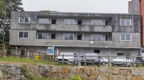 BAIO. Este edificio de Baio, en un extremo del paseo fluvial, lleva a�os sumido en el abandono, pr�cticamente en la ruina. Y cada vez, m�s vandalizado por los gamberros. El Concello espera llegar a un acuerdo con la actual propiedad para evitar el expediente y agilizar los tr�mites.