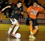 La burelista Dany intenta frenar a una jugadora pontina.