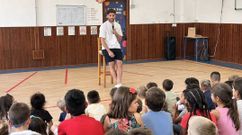 El jugador del Celta Javi Rueda, con los alumnos del colegio de Alozaina donde estudi�.