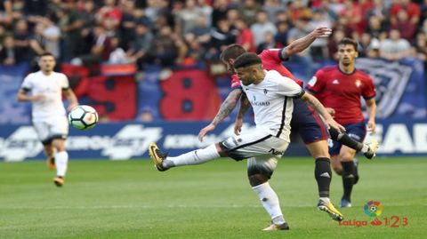 Rub�n Garc�a chuta un bal�n durante el partido ante el Osasuna