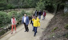 Nava Castro (a la izquierda) recorri� un tramo de la V�a da Prata con varios pol�ticos de la zona. 