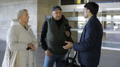 Los padres de Diego Bello y el abogado de la familia, antes de viajar a Filipinas para las primeras sesiones del juicio en el 2023