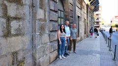 Erea Blanco, Luis Seara y Xos� Manuel Puga, ante la vieja c�rcel de Ourense.
