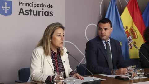 La consejera de Educacin, Lydia Espina (i), este viernes durante la rueda de prensa posterior a la reunin semanal del Consejo de Gobierno en el que se ha aprobado el proyecto de ley por el que se crea la primera red autonmica pblica y gratuita del pas para el alumnado de 0 a 3 aos