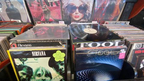 Algunos de los vinilos que se comercializan en La Bomba Records