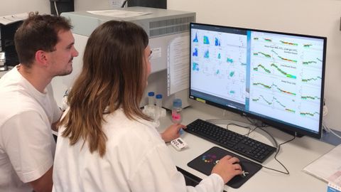 Investigadores analizando el sistema inmunolgico mediante tcnicas de citometra espectral.