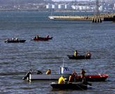 En la fotograf�a, un grupo de mariscadores a flote faenando en As P�as.