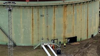 Trabajos de derribo de los depsitos de Repsol en el puerto interior