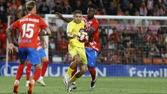 Yeremay trata de controlar el baln durante el partido contra el Lugo