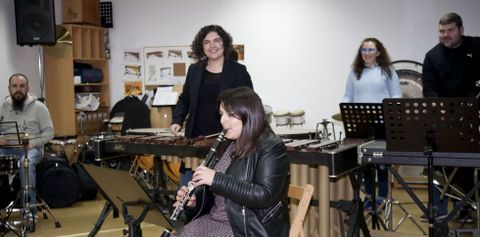 Patricia, clarinete, con Mara Quintiana, que ha ejercido de directora estos das, en un ensayo. 