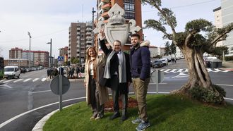 El acalde en la inauburaci&oacute;n de la rotonda con el escudo celtista