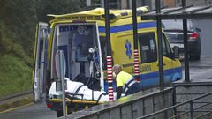 Un traslado en el hospital Montecelo, en Pontevedra, centro en el que este lunes hay 105 pacientes covid, 90 en planta y 15 graves en las unidades de cr�ticos
