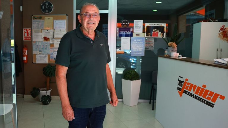 Javier Santos, due�o de la Autoescuela Javier en Ribeira